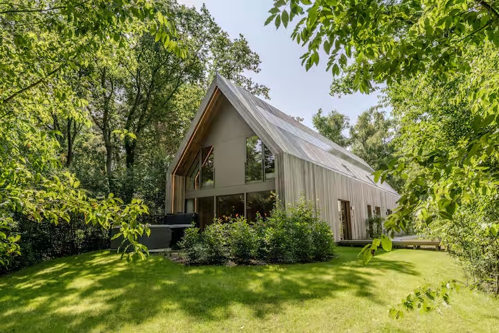 Luxury Forest Lodge with Private Jacuzzi in Belgian Limburg