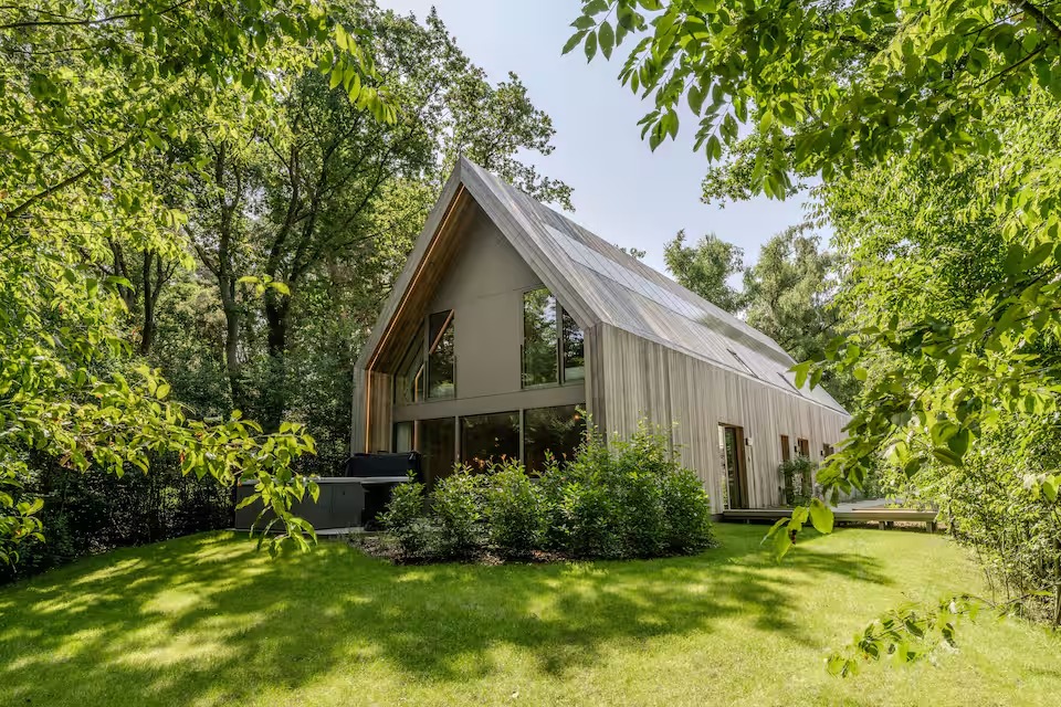 Luxury Forest Lodge with Private Jacuzzi in Belgian Limburg