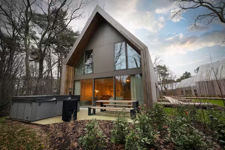 Luxury Forest Lodge with Private Jacuzzi in Belgian Limburg