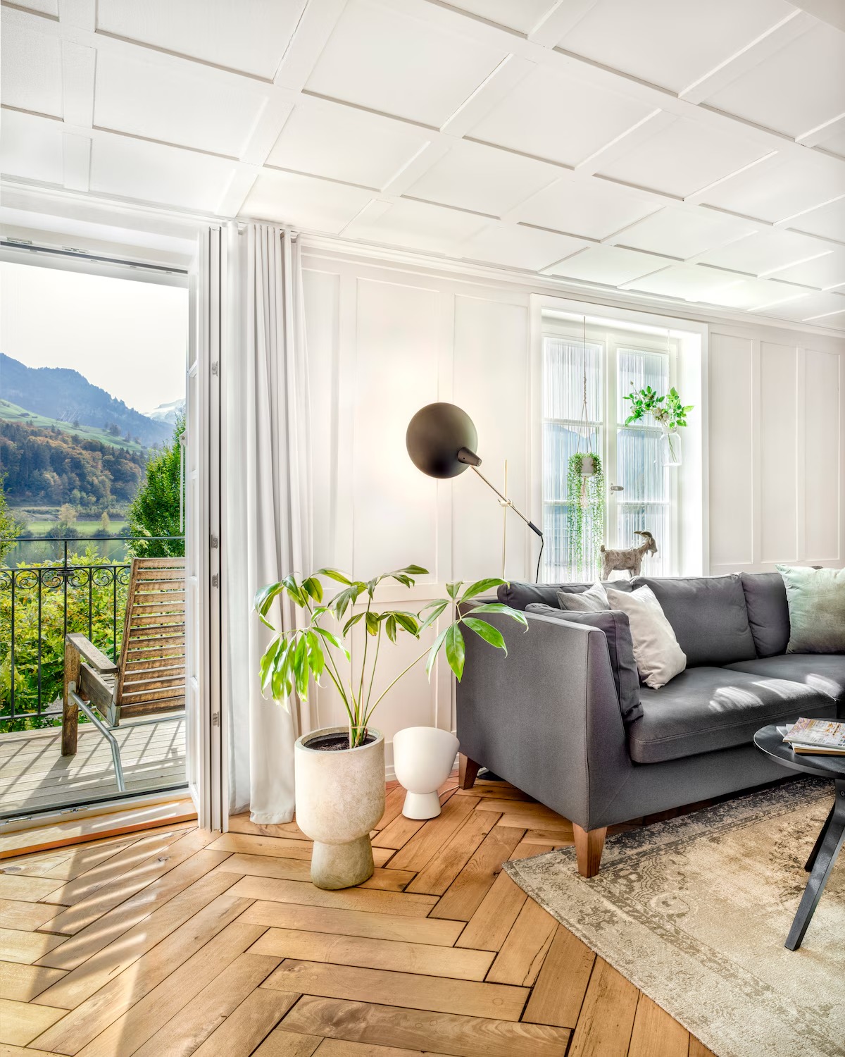 Luxury Lake & Mountain Apartment with Private Garden