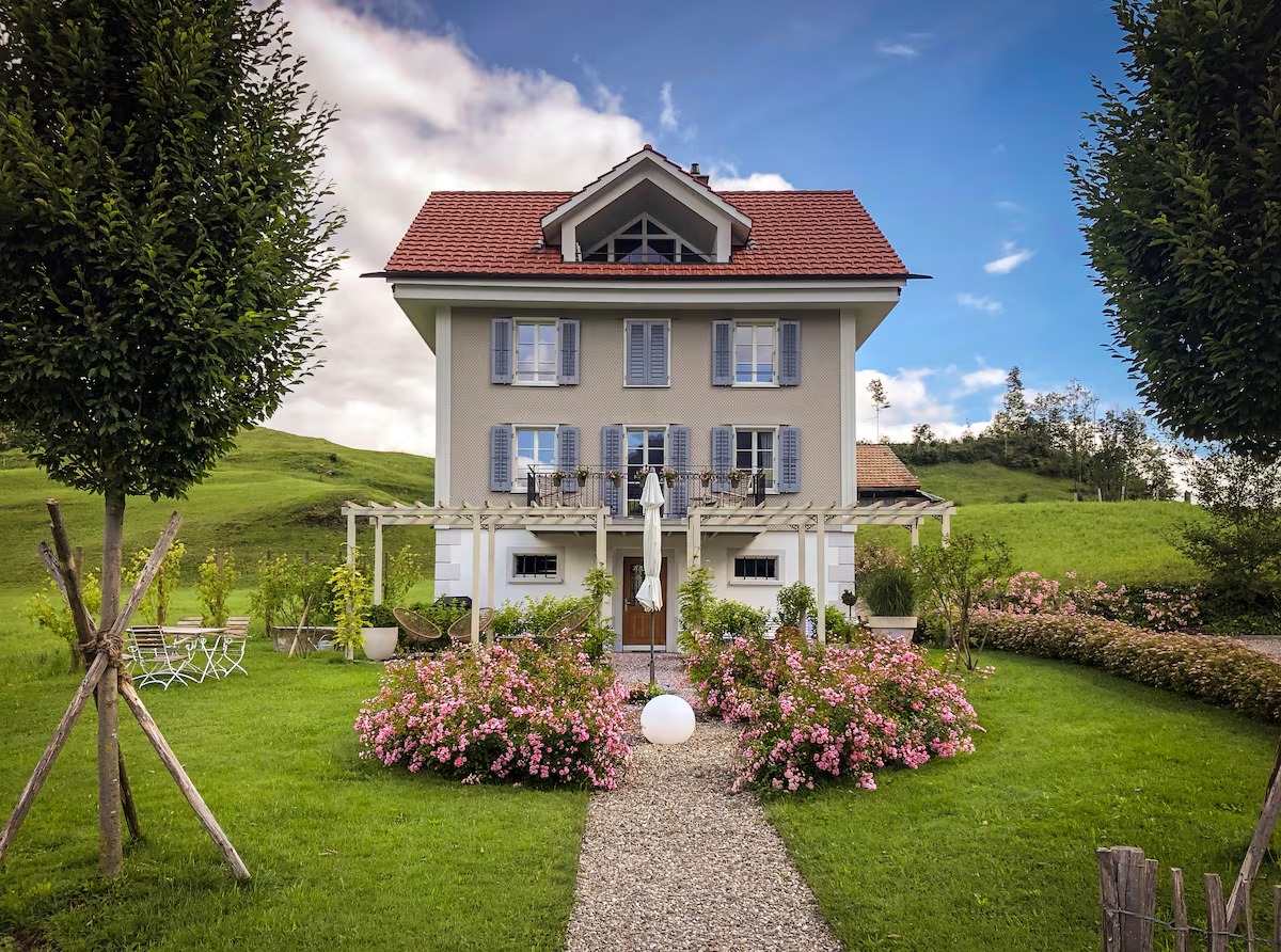 Luxury Lake & Mountain Apartment with Private Garden