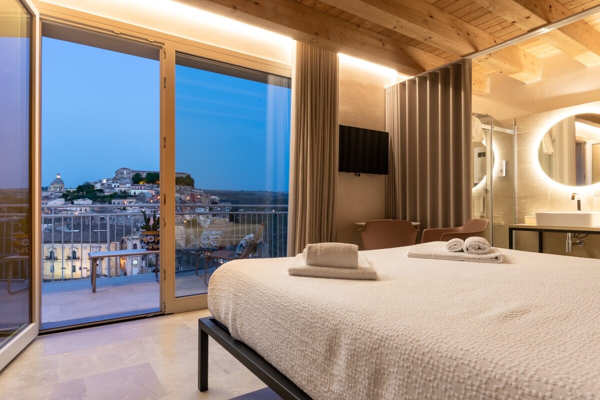 Luxury Panoramic Suite with Private Terrace in Historic Ragusa Ibla