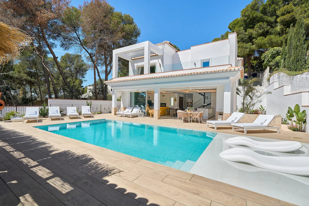 Luxury Málaga Villa with Heated Saltwater Pool & Outdoor Kitchen